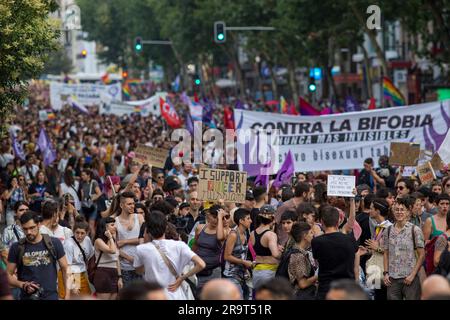 Madrid, Espagne. 28th juin 2023. Des manifestants avec des bannières et des drapeaux défilent dans les rues de Madrid pendant la Marche critique de la fierté. Différents groupes qui composent la plate-forme critique de la fierté de Madrid ont organisé une manifestation alternative contre les événements officiels de la fierté mondiale et cherche à justifier les droits du collectif LGTBIQ. Crédit : SOPA Images Limited/Alamy Live News Banque D'Images