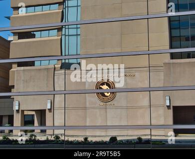 Réflexion de l'annexe judiciaire du comté de Kanawha, palais de justice, à Charleston WV USA Banque D'Images