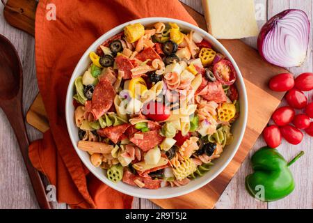 Salade de pâtes tricolores aux légumes, au fromage et aux Pepperoni : salade de pâtes aux tomates de raisin, poivron, oignon rouge et plus encore Banque D'Images