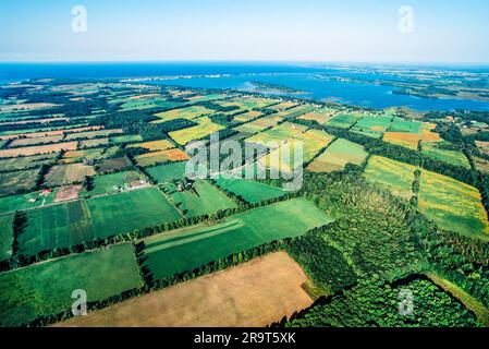 Image aérienne des terres agricoles et du parc Sandbanks éloigné, Picton (Ontario), Canada Banque D'Images