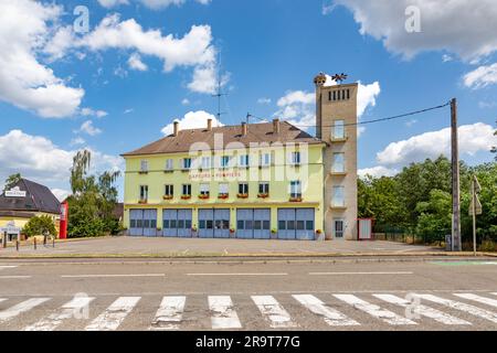 Ribeauville, France - 23 juin 2023 : vue pittoresque sur la caserne de pompiers à cloesd dans le village de Ribeauville, en Alsace. Banque D'Images