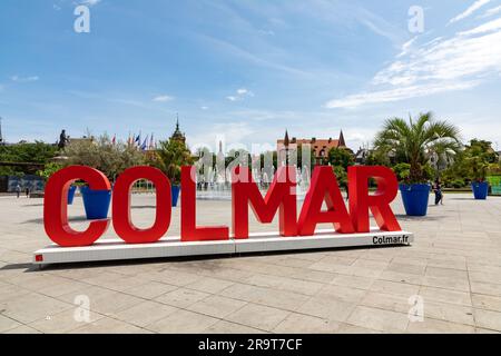 Colmar, France – 21 juin 2023 : lettrage avec le mot Colmar sur la place Rapp comme motif photo populaire et lieu pour les touristes à Colmar en Franc Banque D'Images