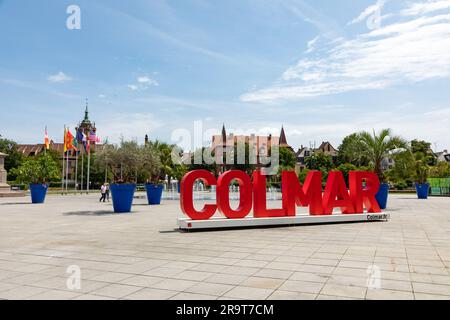 Colmar, France – 21 juin 2023 : lettrage avec le mot Colmar sur la place Rapp comme motif photo populaire et lieu pour les touristes à Colmar en Franc Banque D'Images