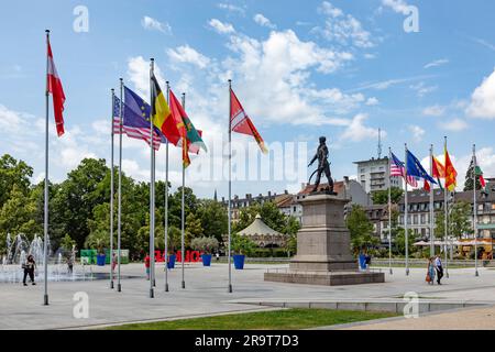 Colmar, France - 21 juin 2023 : statue du général Rapp sur la place Rapp avec drapeaux des contries de l'Union européenne à Colmar, France Banque D'Images