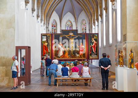 Colmar, France – 21 juin 2023 : les gens admirent le retable Isenheim de la sculpture Nikolaus Hagenauer et du peintre Matthias Gruenewald de 1512 à 1 Banque D'Images