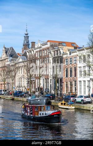 Touristes et locaux profitant d'une journée ensoleillée à Amsterdam Banque D'Images