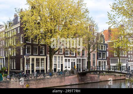 Petit pont à pied à Brouwersgracht le long du canal Brewer à Amsterdam Banque D'Images