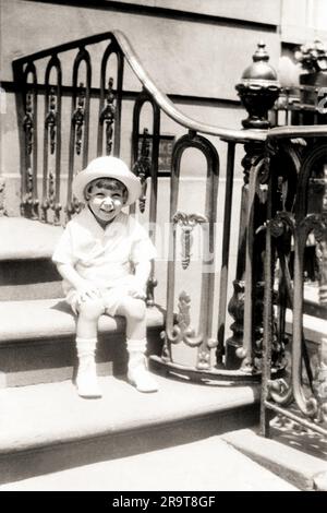 1927 CA , NEW YORK , Etats-Unis : la personnalité de la télévision italienne MIKE BONGIORNO ( 1924 - 2009 ), hôte du Tele Quiz comme LASCIA O RADDOPPIA et RISCIATUTTO , alors était un petit garçon de 3 ans . Photographe inconnu . - PRESENTATORE TELEVISIVO - QUIZ SHOW - TELEVISIONE - broadcast - broadcast - ITALIA - RAI - radio Televisione Italiana Personalità da piccolo piccoli da BAMBINO - BAMBINI - ENFANT - ENFANT - ENFANT - ENFANT - ENFANT - ENFANT - INFANZIA Personaliy personnalités quand était jeune - sourire - sorriso - robe blanche - abito Vestito bianco - chapeau - cappello --- Archivio GBB Banque D'Images