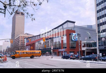 Winnipeg, Manitoba, Canada - 11 17 2014 : vue d'hiver sur l'avenue Portage sur l'aréna MTS Centre. L'arène intérieure du centre-ville de Winnipeg est la maison de Banque D'Images