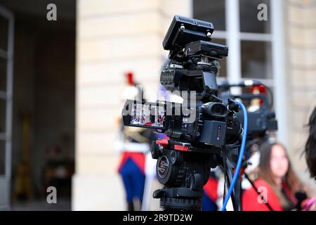 Paris, France. 28th juin 2023. Illustration avec une lentille de caméra TV (télévision) (journaliste, caméraman) à l'Hôtel Matignon à Paris, sur 28 juin 2023. Crédit : Victor Joly/Alamy Live News Banque D'Images