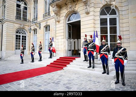 Paris, France. 28th juin 2023. Illustration (atmosphère) montre une Garde républicaine française (Garde de République) à l'intérieur de la cour de l'Hôtel Matignon à Paris, sur 28 juin 2023. Crédit : Victor Joly/Alamy Live News Banque D'Images