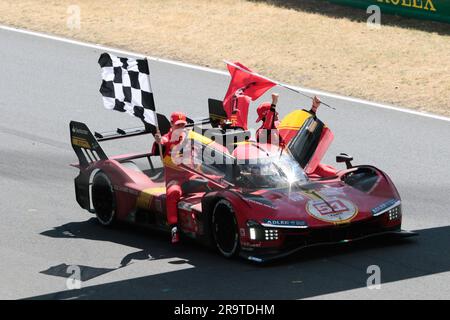 Le Mans 2023 vainqueur du centenaire ferrari 499P hypercar numéro 51 Banque D'Images