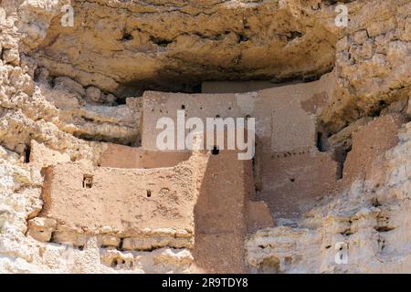 Le château de Montezuma à Camp Verde - vue rapprochée d'une habitation en flanc de falaise sculptée dans la roche Banque D'Images