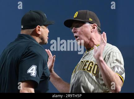 Pittsburgh, États-Unis. 28th juin 2023. Bob Melvin, le gérant des San Diego Padres (3), plaide leur affaire avec l'arbitre Chad Fairchild de la plaque d'origine après avoir été jeté hors du jeu dans le septième repas au parc PNC mercredi, 28 juin 2023 à Pittsburgh. Photo par Archie Carpenter/UPI crédit: UPI/Alay Live News Banque D'Images