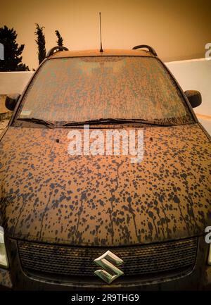 Voiture noire recouverte de sable désertique après Calima, province de Malaga, Andlaucia, Espagne Banque D'Images