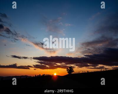 Une vue d'un beau lever de soleil sur la route sans pèlerins encore. Le Camino de Santiago (le chemin de Saint James) est un grand réseau d'anciens itinéraires de pèlerin qui s'étendent à travers l'Europe et se rassemblent au tombeau de Saint James (Saint-Jacques en espagnol) à Saint-Jacques-de-Compostelle, dans le nord-ouest de l'Espagne. Le Camino Primitivo est l'itinéraire de pèlerinage original et le plus ancien. Il relie Oviedo à Saint-Jacques-de-Compostelle. Il est caractérisé comme étant l'une des routes difficiles mais aussi pour être l'une des routes jacoïen les plus attrayantes. En 2015, il a été classé au patrimoine mondial par l'UNESCO, avec le Norther Banque D'Images