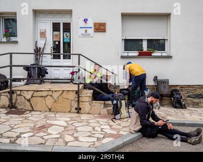 Les pèlerins sont vus à l'extérieur de l'Albergue. Le Camino de Santiago (le chemin de Saint James) est un grand réseau d'anciens itinéraires de pèlerin qui s'étendent à travers l'Europe et se rassemblent au tombeau de Saint James (Saint-Jacques en espagnol) à Saint-Jacques-de-Compostelle, dans le nord-ouest de l'Espagne. Le Camino Primitivo est l'itinéraire de pèlerinage original et le plus ancien. Il relie Oviedo à Saint-Jacques-de-Compostelle. Il est caractérisé comme étant l'une des routes difficiles mais aussi pour être l'une des routes jacoïen les plus attrayantes. En 2015, il a été classé au patrimoine mondial par l'UNESCO, avec la route du Nord. Banque D'Images