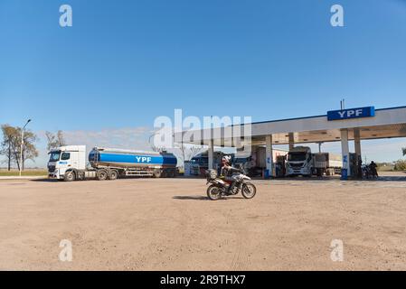 1 juin 2023, Buenos Aires, Argentine: Une moto entre dans une station-service YPF pour le ravitaillement en carburant. Banque D'Images