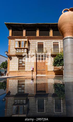 Maison moderniste du 20th siècle reflétée dans une petite piscine, Malaga, Andalousie, Espagne Banque D'Images
