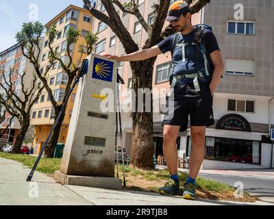 29 mai 2023, Lugo, Espagne: On voit un pèlerin se poser à côté du marqueur de pierre qui pointe sur le cent kilomètre. Le Camino de Santiago (le chemin de Saint James) est un grand réseau d'anciens itinéraires de pèlerin qui s'étendent à travers l'Europe et se rassemblent au tombeau de Saint James (Saint-Jacques en espagnol) à Saint-Jacques-de-Compostelle, dans le nord-ouest de l'Espagne. Le Camino Primitivo est l'itinéraire de pèlerinage original et le plus ancien. Il relie Oviedo à Saint-Jacques-de-Compostelle. Il est caractérisé comme étant l'une des routes difficiles mais aussi pour être l'une des routes jacoïen les plus attrayantes. En 2015, il a été inscrit Banque D'Images