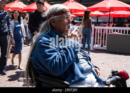 Seattle, États-Unis. 1 juin 2023. Une personne élégante assise au soleil au célèbre marché de Pike place. Banque D'Images