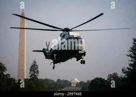 Washington, États-Unis. 28th juin 2023. Marine One, portant le président américain Joe Biden, arrive mercredi sur la pelouse sud de la Maison Blanche à Washington, DC, Etats-Unis, 28 juin, 2023. Biden a prononcé ce que la Maison-Blanche appelait un discours majeur à Chicago pour décrire la théorie et la pratique de « Bidenomics », le signe le plus clair encore que Biden prévoit de placer l'économie au centre de sa campagne pour un second mandat. Photo par Al Drago/Pool/ABACAPRESS.COM crédit: Abaca Press/Alay Live News Banque D'Images