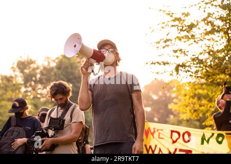 Atlanta, Géorgie, États-Unis. 28th juin 2023. Les manifestants se sont rassemblés dans le parc Gresham d'Atlanta et ont défilé près de l'emplacement d'un nouveau centre de police dans le cadre du mouvement « Stop COP City ». Au cours de la marche, Belkis Teran, la mère de l'activiste tué Manuel 'Tortuguita' Teran, a parlé de son enfant. Tortuguita a été tué par la police sur 18 janvier 2023. (Credit image: © Steve Eberhardt/ZUMA Press Wire) USAGE ÉDITORIAL SEULEMENT! Non destiné À un usage commercial ! Banque D'Images