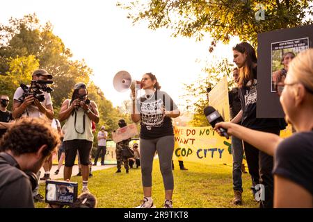 Atlanta, Géorgie, États-Unis. 28th juin 2023. Les manifestants se sont rassemblés dans le parc Gresham d'Atlanta et ont défilé près de l'emplacement d'un nouveau centre de police dans le cadre du mouvement « Stop COP City ». Au cours de la marche, Belkis Teran, la mère de l'activiste tué Manuel 'Tortuguita' Teran, a parlé de son enfant. Tortuguita a été tué par la police sur 18 janvier 2023. (Credit image: © Steve Eberhardt/ZUMA Press Wire) USAGE ÉDITORIAL SEULEMENT! Non destiné À un usage commercial ! Banque D'Images