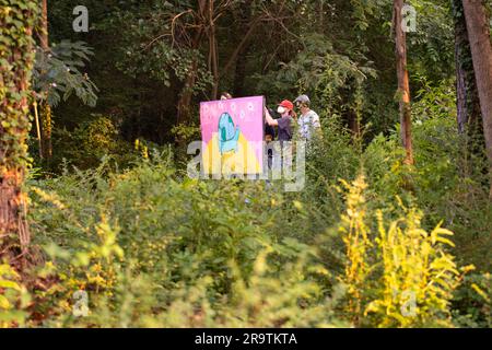 Atlanta, Géorgie, États-Unis. 28th juin 2023. Les manifestants se sont rassemblés dans le parc Gresham d'Atlanta et ont défilé près de l'emplacement d'un nouveau centre de police dans le cadre du mouvement « Stop COP City ». Au cours de la marche, Belkis Teran, la mère de l'activiste tué Manuel 'Tortuguita' Teran, a parlé de son enfant. Tortuguita a été tué par la police sur 18 janvier 2023. (Credit image: © Steve Eberhardt/ZUMA Press Wire) USAGE ÉDITORIAL SEULEMENT! Non destiné À un usage commercial ! Banque D'Images