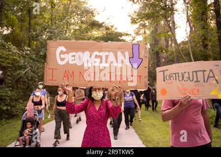 Atlanta, Géorgie, États-Unis. 28th juin 2023. Les manifestants se sont rassemblés dans le parc Gresham d'Atlanta et ont défilé près de l'emplacement d'un nouveau centre de police dans le cadre du mouvement « Stop COP City ». Au cours de la marche, Belkis Teran, la mère de l'activiste tué Manuel 'Tortuguita' Teran, a parlé de son enfant. Tortuguita a été tué par la police sur 18 janvier 2023. (Credit image: © Steve Eberhardt/ZUMA Press Wire) USAGE ÉDITORIAL SEULEMENT! Non destiné À un usage commercial ! Banque D'Images