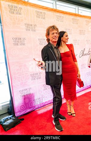 Lincoln Centre, NYC - 22 juin 2023: Mick Jagger et sa petite amie Melanie Hamlick au tapis rouge pour Ballet comme l'eau pour le chocolat Banque D'Images