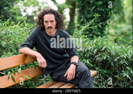 Bayreuth, Allemagne. 15th juin 2023. Le réalisateur Valentin Schwarz devant la Festspielhaus. Après une impressionnante tempête de protestations de nombreux spectateurs l'année dernière, Schwarz est de retour sur le Grüner Hügel avec son interprétation très controversée de l'anneau des Nibelungen. Credit: Daniel Vogl/dpa/Alay Live News Banque D'Images