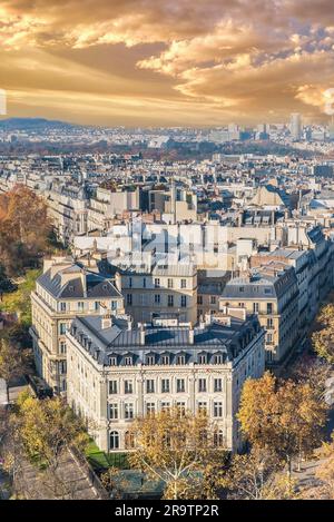 Paris, magnifiques façades et toits Haussmann dans un quartier luxueux de la capitale, vue de l'arche du triomphe Banque D'Images