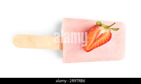 Pop-sicle à la crème glacée aux fraises sur fond blanc Banque D'Images