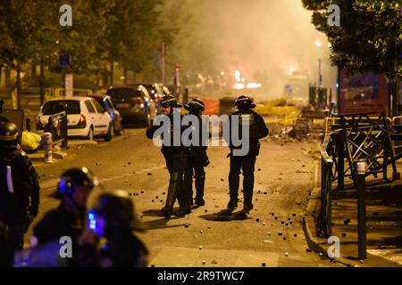 Nanterre, France. 28th juin 2023. Deuxième nuit d'émeutes à Nanterre entre les jeunes et la police à la suite du décès d'un enfant de 17 ans suite à un contrôle routier, à Nanterre dans la nuit du 28 juin 2023 au 29 juin 2023. Photo de Florian Poitout/ABACAPRESS.COM crédit: Abaca Press/Alay Live News Banque D'Images