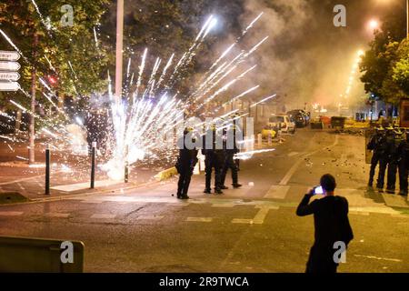 Nanterre, France. 28th juin 2023. Deuxième nuit d'émeutes à Nanterre entre les jeunes et la police à la suite du décès d'un enfant de 17 ans suite à un contrôle routier, à Nanterre dans la nuit du 28 juin 2023 au 29 juin 2023. Photo de Florian Poitout/ABACAPRESS.COM crédit: Abaca Press/Alay Live News Banque D'Images