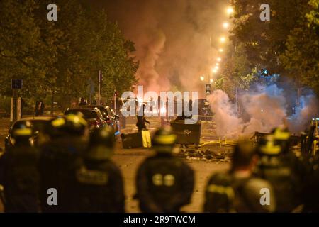 Nanterre, France. 28th juin 2023. Deuxième nuit d'émeutes à Nanterre entre les jeunes et la police à la suite du décès d'un enfant de 17 ans suite à un contrôle routier, à Nanterre dans la nuit du 28 juin 2023 au 29 juin 2023. Photo de Florian Poitout/ABACAPRESS.COM crédit: Abaca Press/Alay Live News Banque D'Images