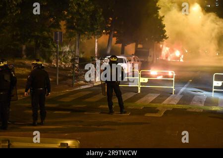 Nanterre, France. 28th juin 2023. Deuxième nuit d'émeutes à Nanterre entre les jeunes et la police à la suite du décès d'un enfant de 17 ans suite à un contrôle routier, à Nanterre dans la nuit du 28 juin 2023 au 29 juin 2023. Photo de Florian Poitout/ABACAPRESS.COM crédit: Abaca Press/Alay Live News Banque D'Images