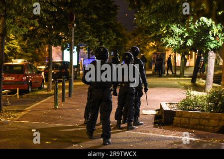 Nanterre, France. 28th juin 2023. Deuxième nuit d'émeutes à Nanterre entre les jeunes et la police à la suite du décès d'un enfant de 17 ans suite à un contrôle routier, à Nanterre dans la nuit du 28 juin 2023 au 29 juin 2023. Photo de Florian Poitout/ABACAPRESS.COM crédit: Abaca Press/Alay Live News Banque D'Images