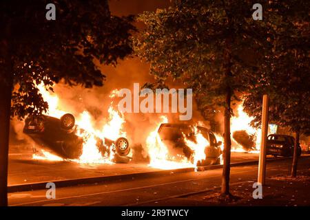 Nanterre, France. 28th juin 2023. Deuxième nuit d'émeutes à Nanterre entre les jeunes et la police à la suite du décès d'un enfant de 17 ans suite à un contrôle routier, à Nanterre dans la nuit du 28 juin 2023 au 29 juin 2023. Photo de Florian Poitout/ABACAPRESS.COM crédit: Abaca Press/Alay Live News Banque D'Images
