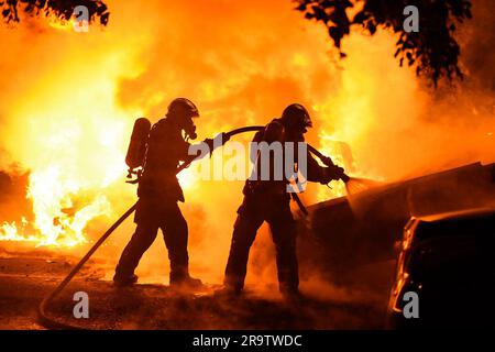 Nanterre, France. 28th juin 2023. Deuxième nuit d'émeutes à Nanterre entre les jeunes et la police à la suite du décès d'un enfant de 17 ans suite à un contrôle routier, à Nanterre dans la nuit du 28 juin 2023 au 29 juin 2023. Photo de Florian Poitout/ABACAPRESS.COM crédit: Abaca Press/Alay Live News Banque D'Images
