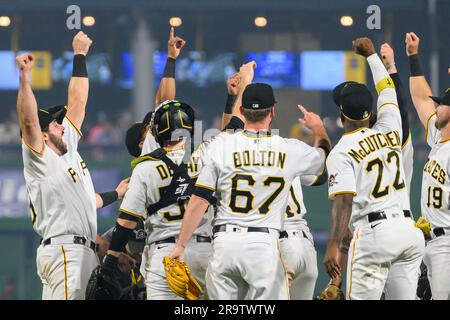 Pittsburgh, États-Unis. 28th juin 2023. Les pirates de Pittsburgh célèbrent la victoire de 7-1 contre les Padres de San Diego au parc PNC mercredi, 28 juin 2023 à Pittsburgh. Photo par Archie Carpenter/UPI crédit: UPI/Alay Live News Banque D'Images