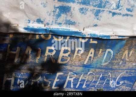 Publicité écrite à la main peinte sur le côté de hutte bleue, tressage de cheveux et équitation, Natadola Beach, Fidji. Banque D'Images