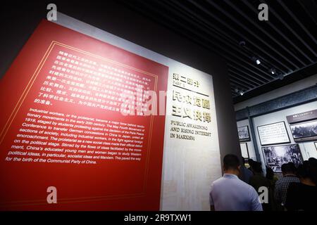 SHANGHAI, CHINE - 28 JUIN 2023 - les citoyens et les touristes visitent le site du premier Congrès national du Parti communiste de Chine à Shanghai, 28 juin 2023. Récemment, à l'approche du 102nd anniversaire de la fondation du Parti communiste chinois, Site du premier Congrès national du Parti communiste de Chine attire un grand nombre de touristes étrangers et de résidents de Shanghai à visiter et à apprendre sur la lutte ardue et grande révolutionnaire du Parti communiste de Chine au cours du siècle passé. Ressentez les réalisations glorieuses du Parti communiste chinois à la tête du Chin Banque D'Images