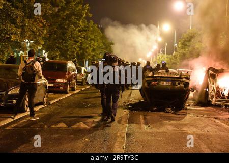 Nanterre, France. 28th juin 2023. Deuxième nuit d'émeutes à Nanterre entre les jeunes et la police à la suite du décès d'un enfant de 17 ans suite à un contrôle routier, à Nanterre dans la nuit du 28 juin 2023 au 29 juin 2023. Photo de Florian Poitout/ABACAPRESS.COM crédit: Abaca Press/Alay Live News Banque D'Images