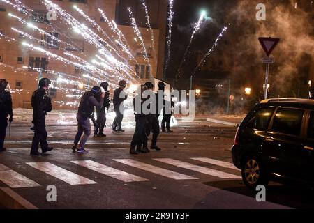 Nanterre, France. 28th juin 2023. Deuxième nuit d'émeutes à Nanterre entre les jeunes et la police à la suite du décès d'un enfant de 17 ans suite à un contrôle routier, à Nanterre dans la nuit du 28 juin 2023 au 29 juin 2023. Photo de Florian Poitout/ABACAPRESS.COM crédit: Abaca Press/Alay Live News Banque D'Images