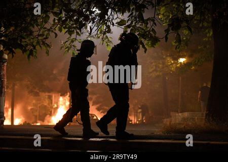 Nanterre, France. 28th juin 2023. Deuxième nuit d'émeutes à Nanterre entre les jeunes et la police à la suite du décès d'un enfant de 17 ans suite à un contrôle routier, à Nanterre dans la nuit du 28 juin 2023 au 29 juin 2023. Photo de Florian Poitout/ABACAPRESS.COM crédit: Abaca Press/Alay Live News Banque D'Images
