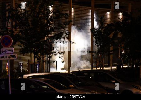 Nanterre, France. 28th juin 2023. Deuxième nuit d'émeutes à Nanterre entre les jeunes et la police à la suite du décès d'un enfant de 17 ans suite à un contrôle routier, à Nanterre dans la nuit du 28 juin 2023 au 29 juin 2023. Photo de Florian Poitout/ABACAPRESS.COM crédit: Abaca Press/Alay Live News Banque D'Images