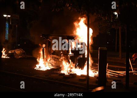 Nanterre, France. 28th juin 2023. Deuxième nuit d'émeutes à Nanterre entre les jeunes et la police à la suite du décès d'un enfant de 17 ans suite à un contrôle routier, à Nanterre dans la nuit du 28 juin 2023 au 29 juin 2023. Photo de Florian Poitout/ABACAPRESS.COM crédit: Abaca Press/Alay Live News Banque D'Images
