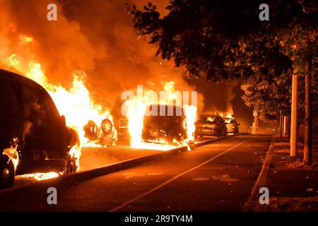 Nanterre, France. 28th juin 2023. Deuxième nuit d'émeutes à Nanterre entre les jeunes et la police à la suite du décès d'un enfant de 17 ans suite à un contrôle routier, à Nanterre dans la nuit du 28 juin 2023 au 29 juin 2023. Photo de Florian Poitout/ABACAPRESS.COM crédit: Abaca Press/Alay Live News Banque D'Images
